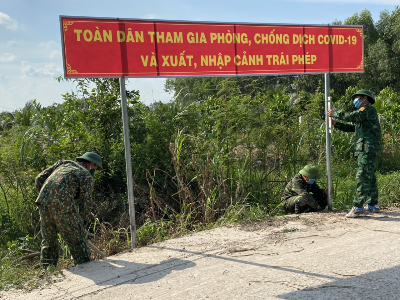 Các tuyến đường nông thôn trên địa bàn đều được Đồn Biên phòng Thạnh Trị gắn băng rôn tuyên truyền