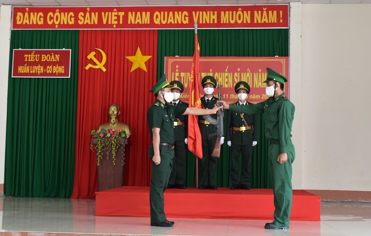 Thiêng liêng lời tuyên thệ của chiến sĩ mới Nghi thức trao - nhận vũ khí được thực hiện trang nghiêm, đúng quy định