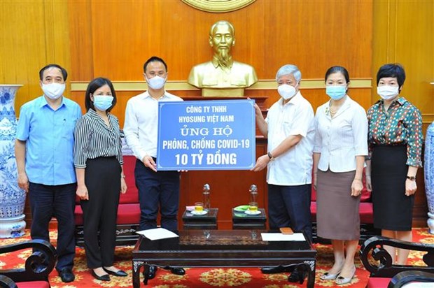 Korean firm contributes 10 billion VND to COVID-19 vaccine fund Representatives from Hyosung Vietnam hand over 10 billion VND to the VFF Central Committee to contribute to the COVID-19 vaccine fund (Photo: VNA)