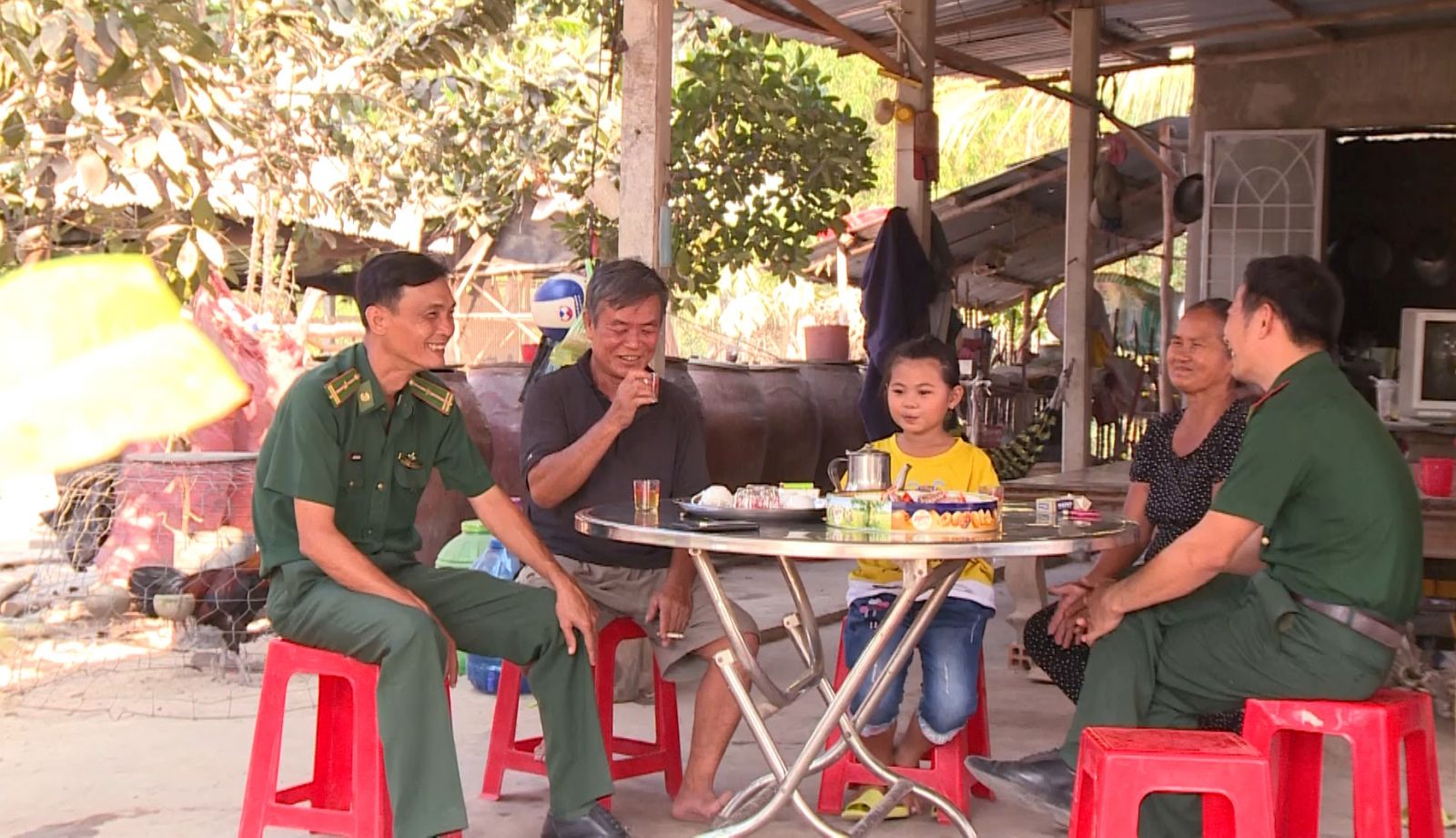 Cán bộ, chiến sĩ Đồn Biên phòng Mỹ Quý Tây đến thăm gia đình em Lê Nguyễn Cát Tường