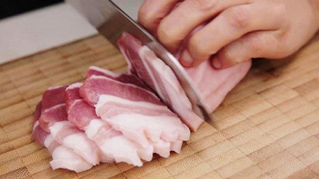 Dùng lá gia vị này để rang thịt ba chỉ, chị em ăn xong tiếc nuối vì không biết từ sớm Thịt ba chỉ rửa sạch, thái miếng vừa ăn (Ảnh minh hoạ)