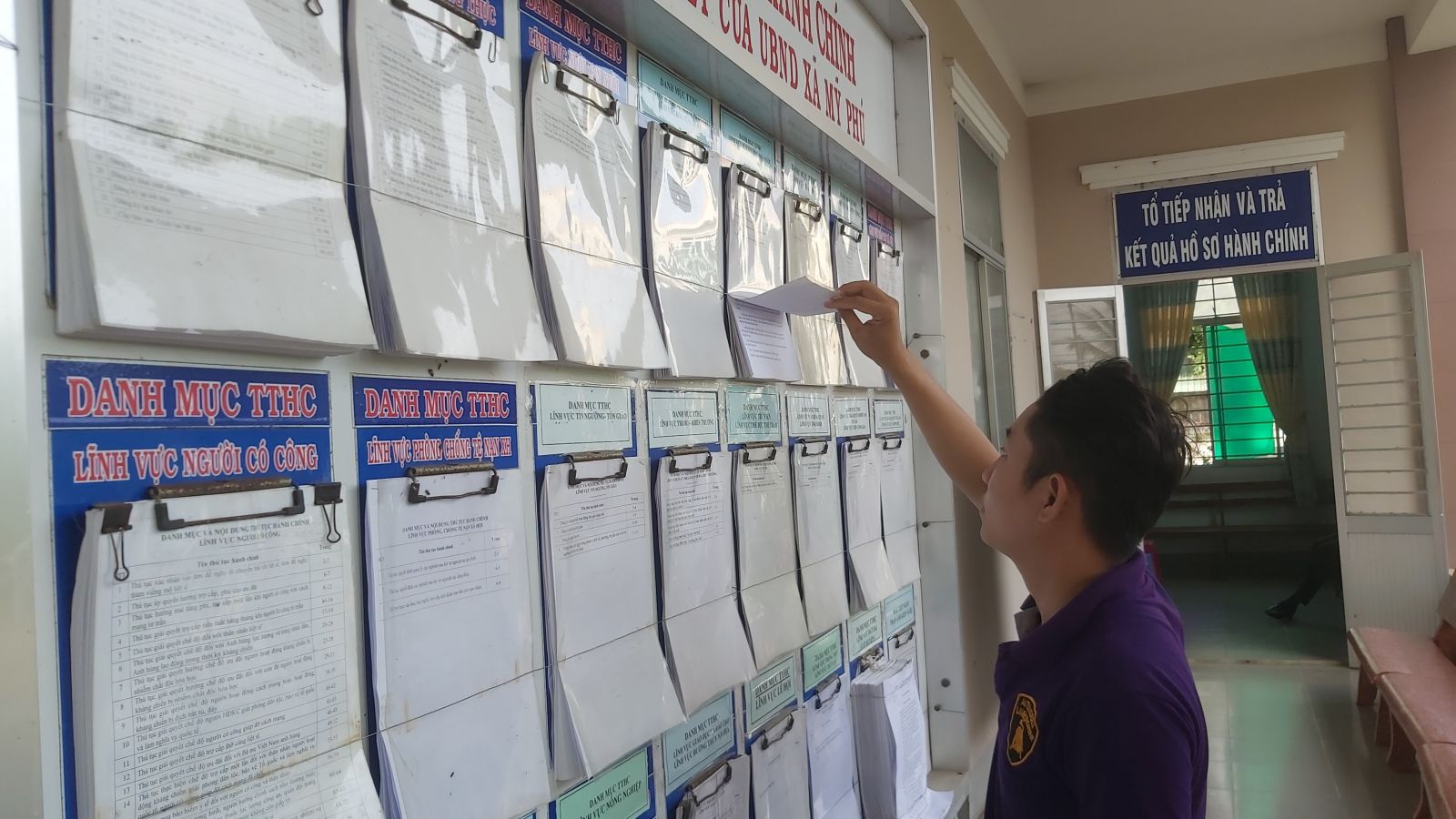 Tăng cường phòng, chống tiêu cực trong cán bộ, đảng viên Niêm yết công khai thủ tục hành chính tại trụ sở UBND xã để người dân biết là một giải pháp nhằm góp phần giảm phiền hà, nhũng nhiễu, tăng giám sát của người dân