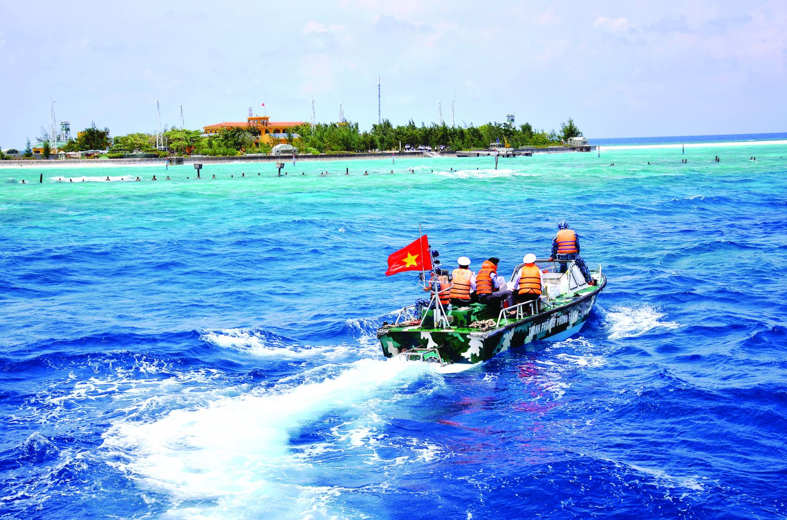 Tác nghiệp nơi biển, đảo quê hương