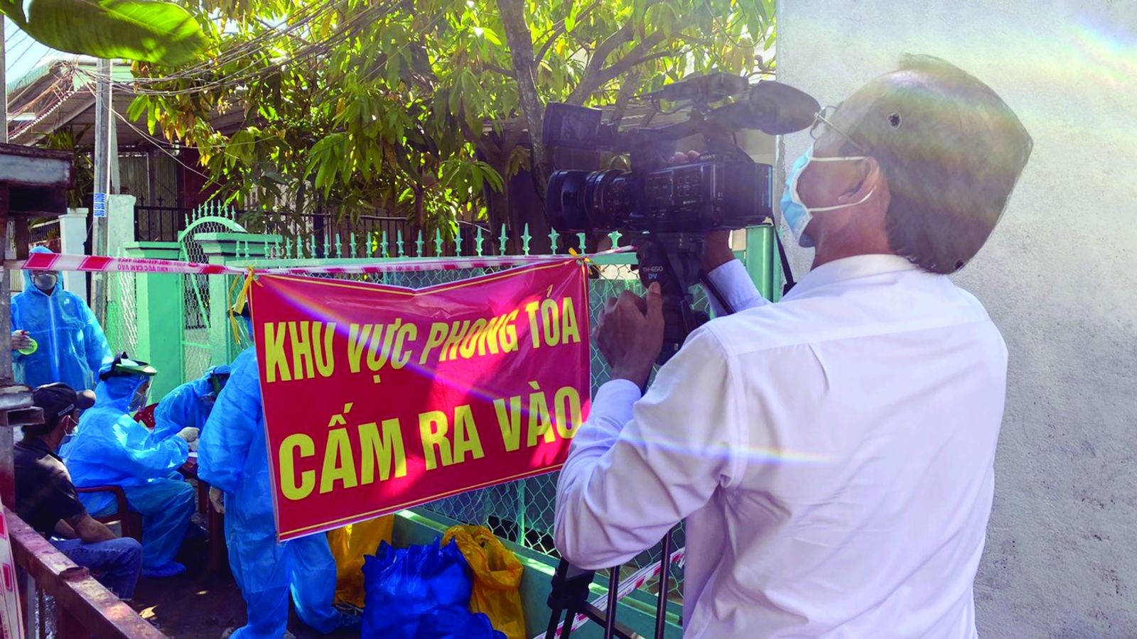 Phía sau ảnh báo chí, truyền hình...