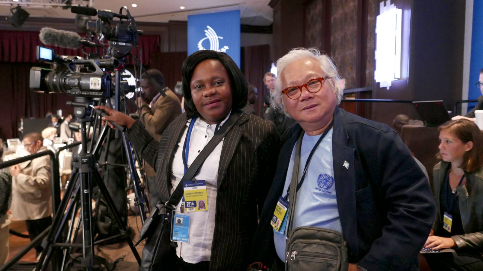Nhà báo, nhiếp ảnh gia Giản Thanh Sơn (bìa phải) với đồng nghiệp đang tác nghiệp tại Trụ sở Liên Hợp Quốc, năm 2015 (Ảnh do ký giả John F. chụp)