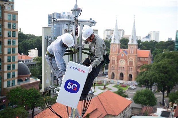 Many provinces and cities ask for 5G coverage MobiFone's staff install 5G equipment. — Photo courtesy of MobiFone