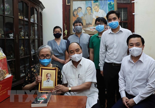 Chủ tịch nước Nguyễn Xuân Phúc đã tới thăm gia đình cố Nhà báo Hữu Thọ. (Ảnh: Thống Nhất/TTXVN)