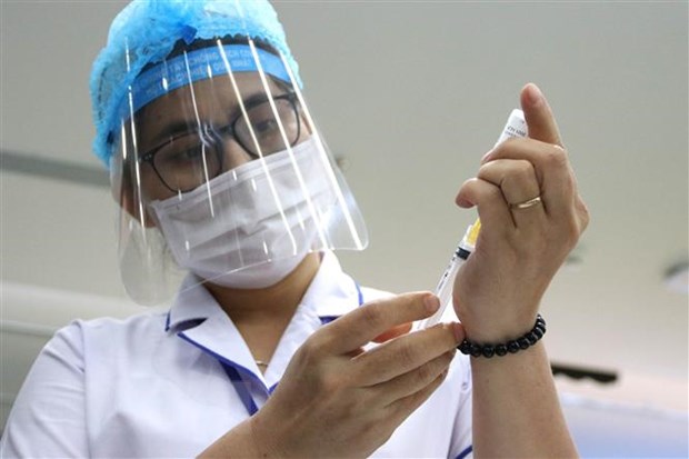 Chuẩn bị vaccine phòng COVID-19 trước khi tiêm tại Công ty Trách nhiệm hữu hạn phần mềm FPT, Thành phố Hồ Chí Minh. (Ảnh: Thanh Vũ/TTXVN)