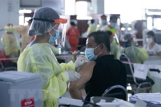Nhân viên y tế tiêm vaccine ngừa COVID-19 cho người dân tại Vientiane, Lào. (Ảnh: THX/TTXVN)