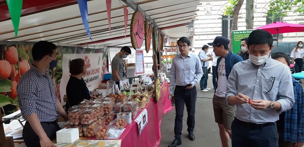 A Vietnamese cuisine festival is held outdoor at La Place Monge in France's Paris on June 19. (Photo: VNA)