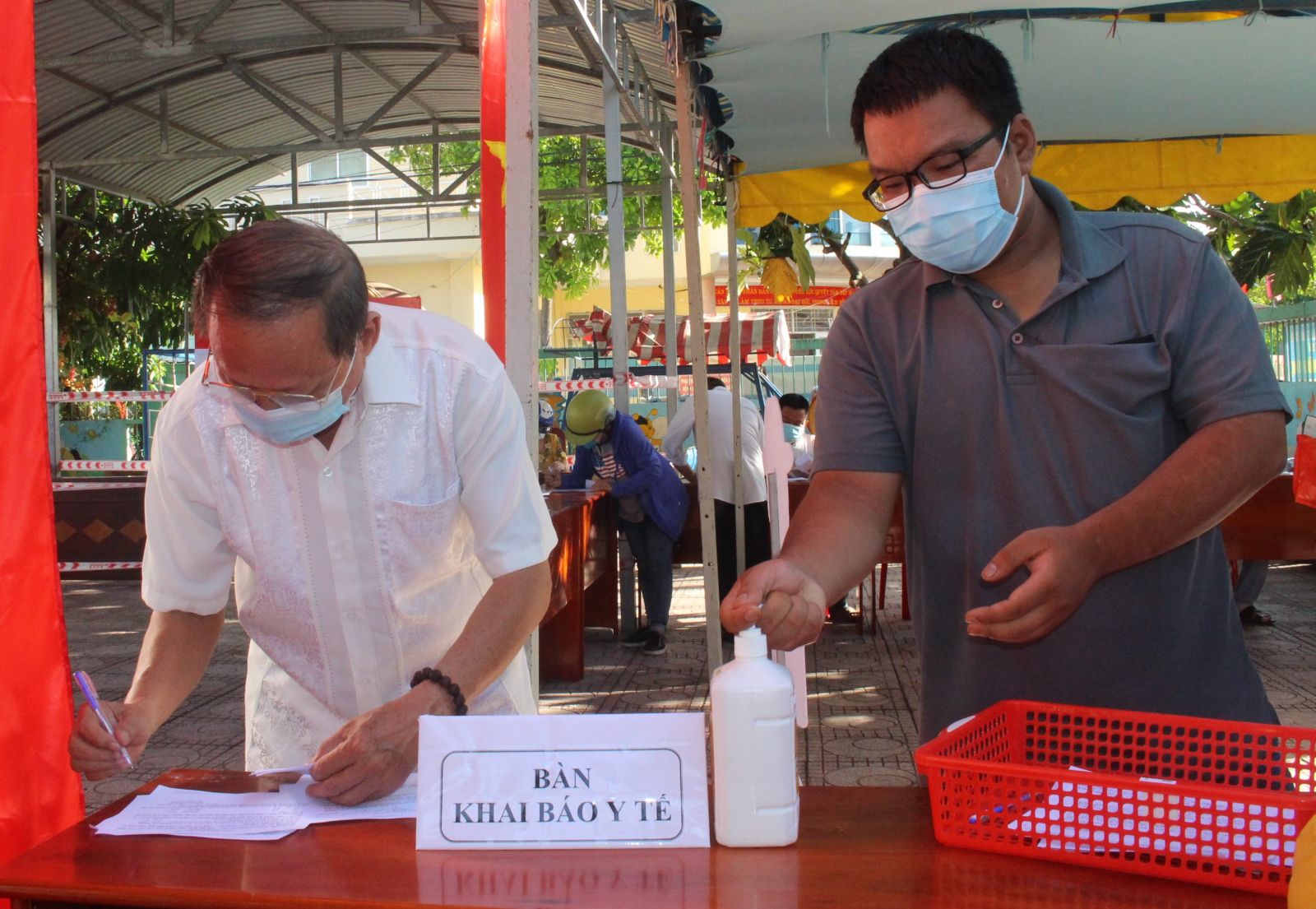 Thông qua công tác thông tin, tuyên truyền, người dân nâng cao nhận thức và chủ động thực hiện các biện pháp phòng, chống dịch Covid-19