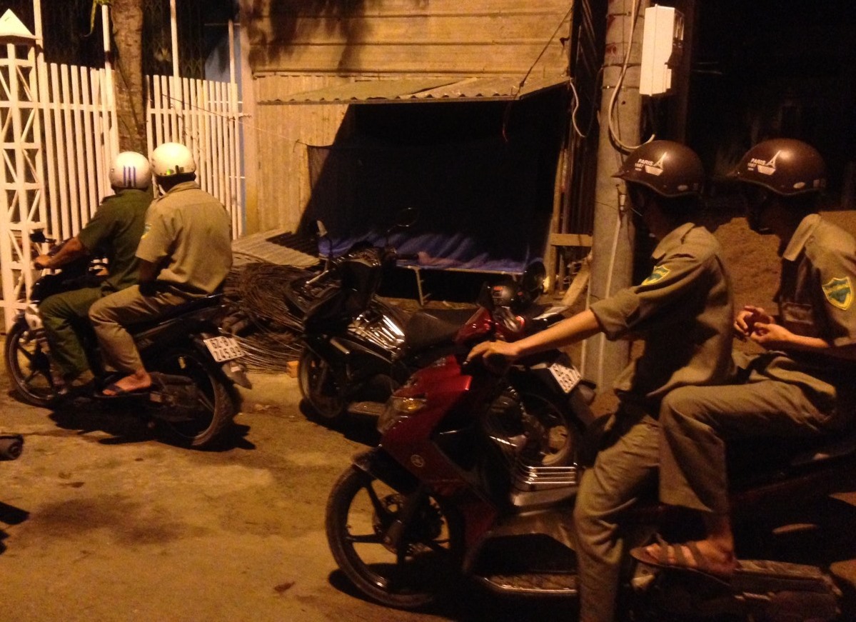 Lực lượng bảo vệ dân phố khu phố Thanh Xuân, phường 5 cùng Công an phường tuần tra (Ảnh TL)