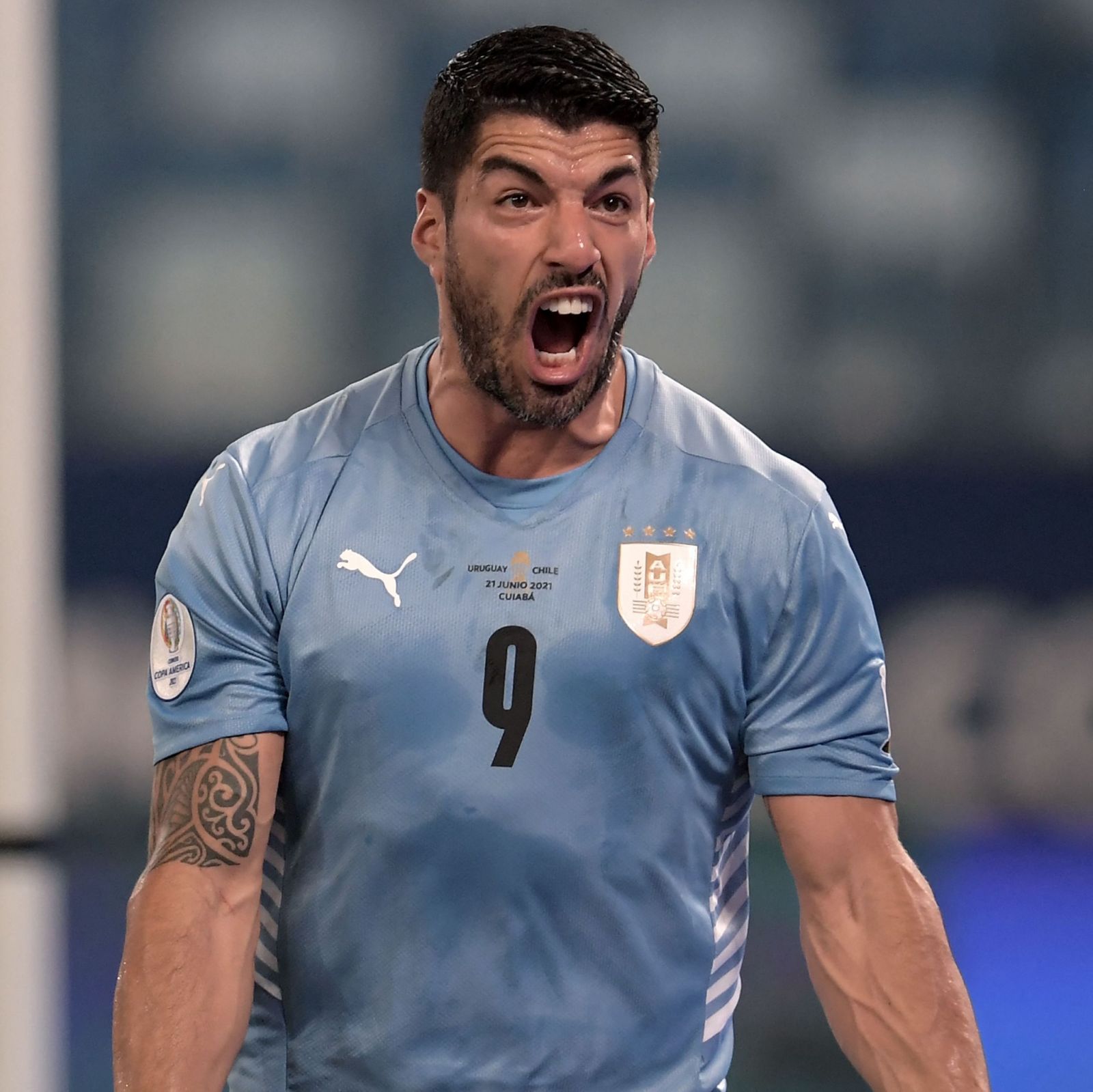 Tiền đạo Suarez kịp góp công gỡ hòa 1-1 cho tuyển Uruguay. AFP