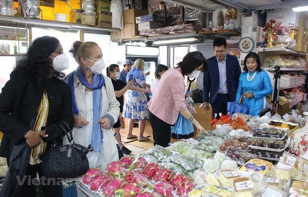 Vietnamese culture impresses international friends in Czech Republic International friends at a stall within the SAPA shopping centre (Photo: VNA)