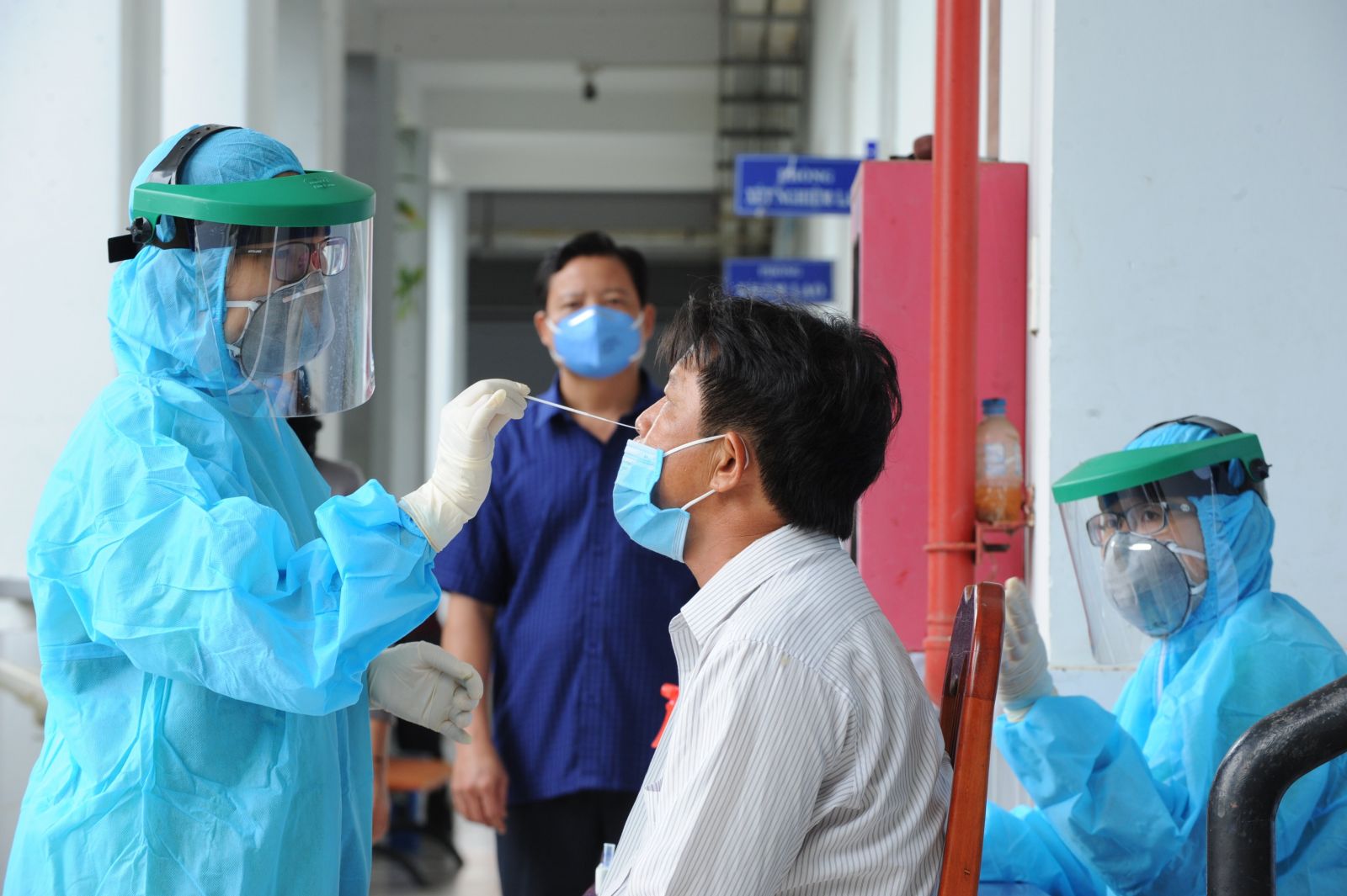 Quyết liệt đẩy lùi dịch Covid-19, bảo đảm an toàn cho người dân