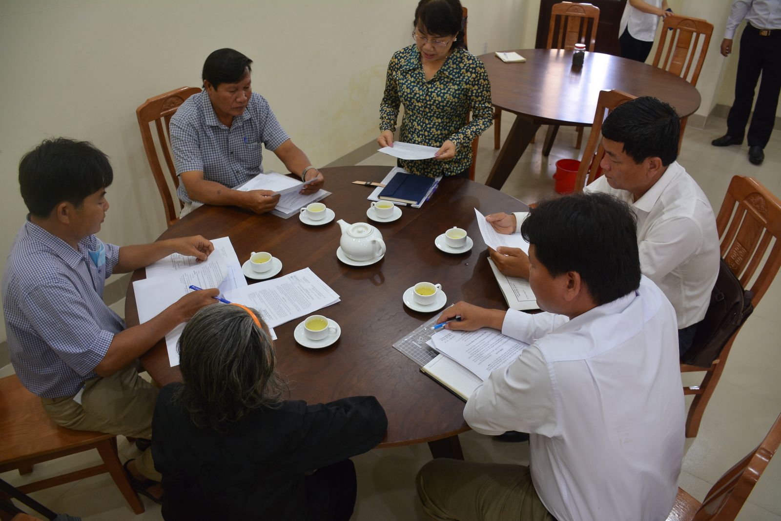 Hòa giải viên Trần Thị Nhanh trong một phiên hòa giải, đối thoại liên quan đến tranh chấp đất đai tại Trung tâm hòa giải, đối thoại Tòa án nhân dân tỉnh (Ảnh tư liệu)