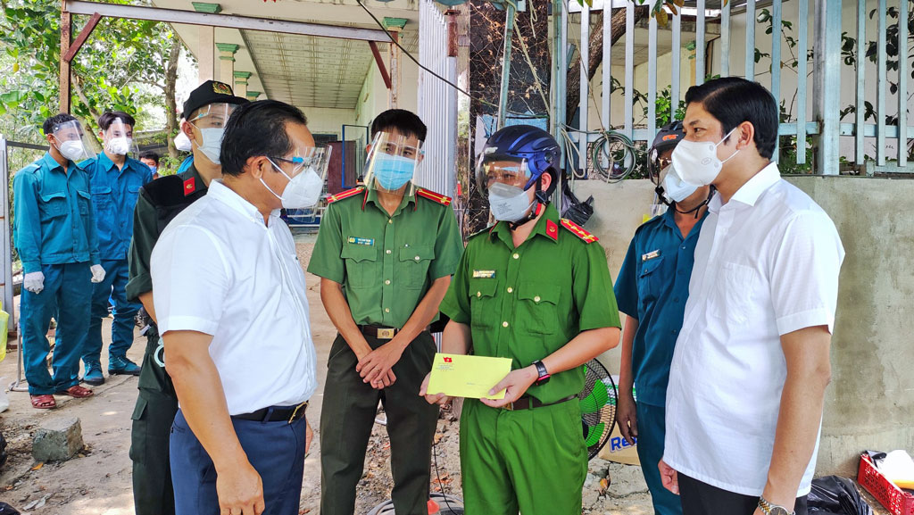 Secretary of Long An Party Committee inspects Covid-19 epidemic prevention and control Secretary of the Provincial Party Committee - Nguyen Van Duoc visited the force on duty at the medical isolation area of Can Giuoc district