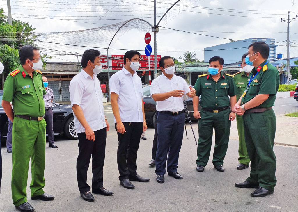 Secretary of Long An Party Committee inspects Covid-19 epidemic prevention and control Secretary of the Long An Party Committee - Nguyen Van Duoc (4th, L) inspects the operation situation at the concentrated isolation area in Can Giuoc district