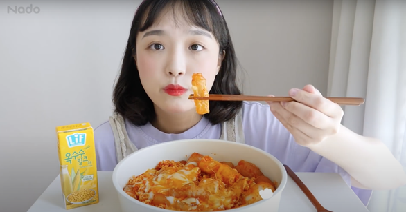 Video ăn bánh gạo làm từ bánh tráng Việt của food blogger Nado nhận được gần 700.000 lượt xem trên YouTube - Ảnh: YouTube