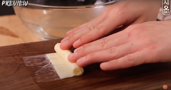 Bánh gạo từ bánh tráng còn có thể được biến tấu bằng cách thêm các nguyên liệu như phô mai, xúc xích vào để cuộn chung - Ảnh: YouTube