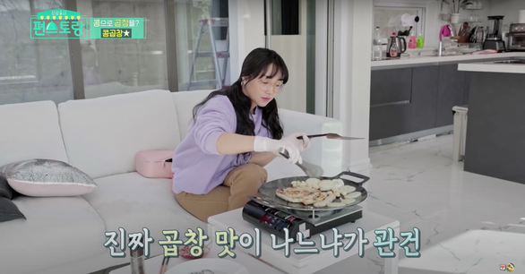 Diễn viên Lee Yu-ri hướng dẫn cách nấu món lòng Hàn Quốc từ bánh tráng Việt Nam trong chương trình Fun-staurant của Đài KBS - Ảnh: KBS WORLD