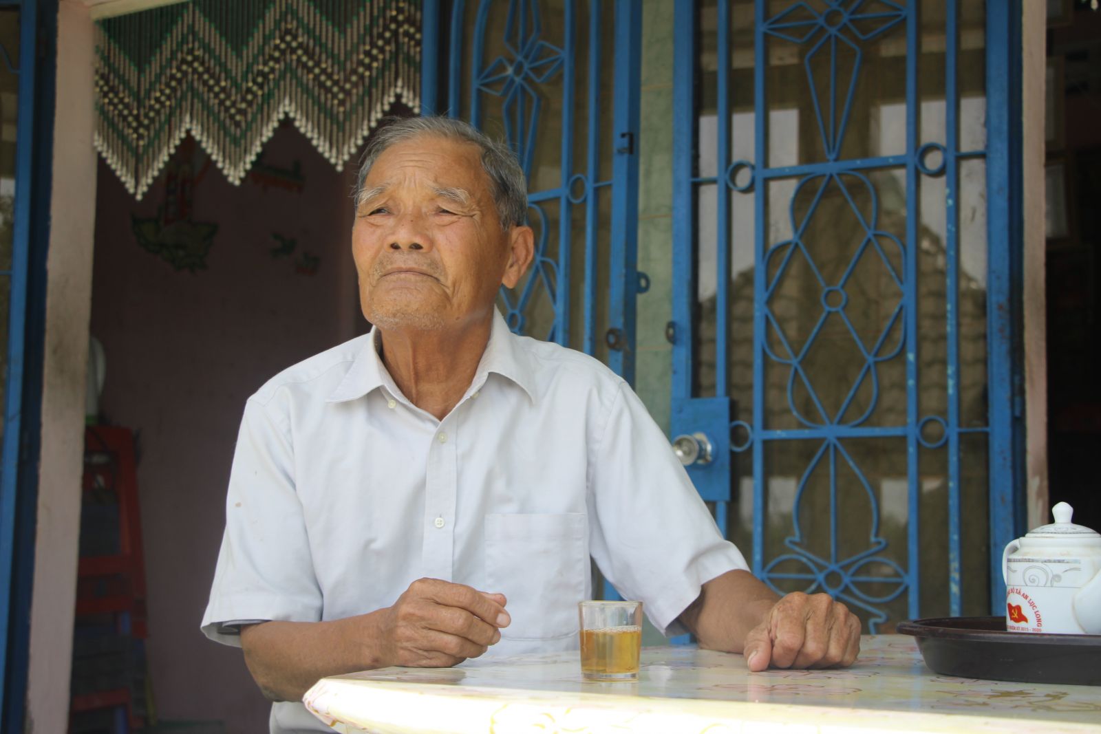 Cựu chiến binh Tám Nhỏ (Nguyễn Văn Nhỏ, ngụ ấp Cầu Ông Bụi, xã An Lục Long) không kìm được cảm xúc, ông nhìn xa xăm khi nhắc về Đội nữ pháo binh