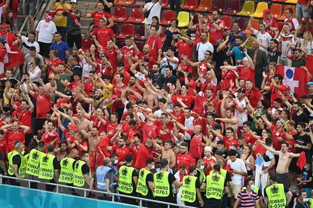 Các cổ động viên tại EURO 2020. (Ảnh: AFP/TTXVN)