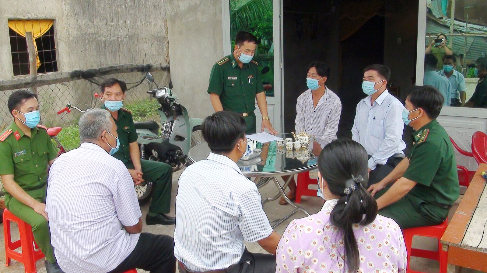 Bộ đội biên phòng tuyên truyền về tình hình dịch Covid-19 và tình trạng xuất, nhập cảnh trái phép đến người dân