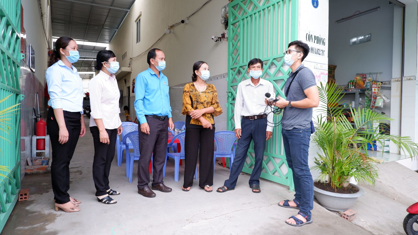Ấm áp nghĩa tình giữa mùa dịch Nhiều nhà trọ trên địa bàn huyện Bến Lức chủ động giảm tiền phòng, giúp người thuê trọ bớt khó khăn khi dịch Covid-19 diễn biến phức tạp