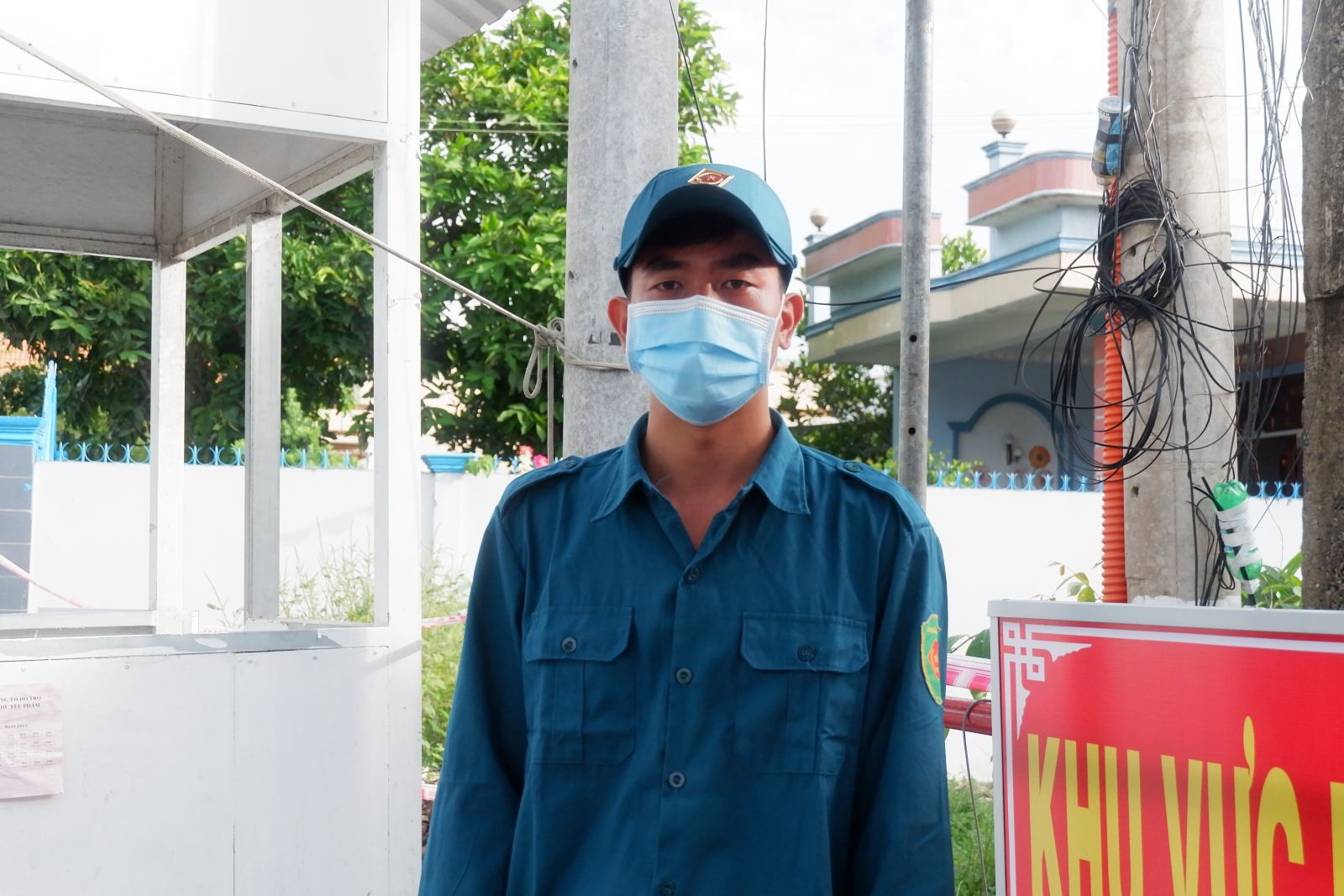 Chiến sĩ “sao vuông” trong những ngày chống dịch Anh Nguyễn Thành Pha tham gia phòng, chống dịch Covid-19 tại chốt phong tỏa thị trấn Cần Đước