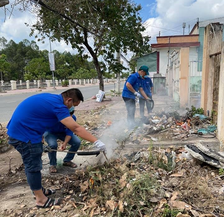 Đoàn viên thanh niên ra quân dọn vệ sinh, xử lý “điểm đen” về tập kết rác thải gây mất mỹ quan đô thị