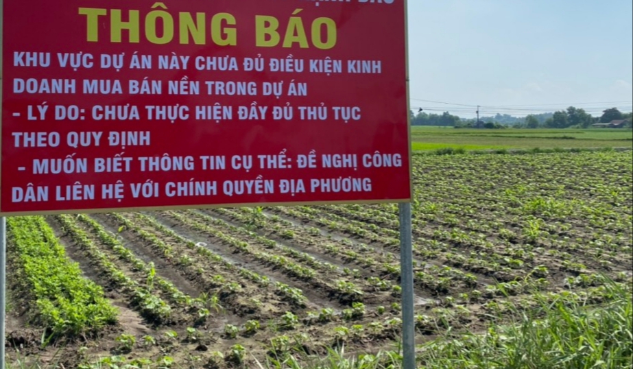 Bảng thông báo do chính quyền địa phương cắm để cảnh báo người dân cẩn trọng với dự án chưa đủ pháp lý