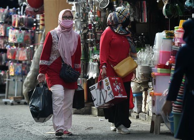 Người dân mua sắm tại một khu chợ ở Jakarta, Indonesia. (Ảnh: THX/TTXVN)