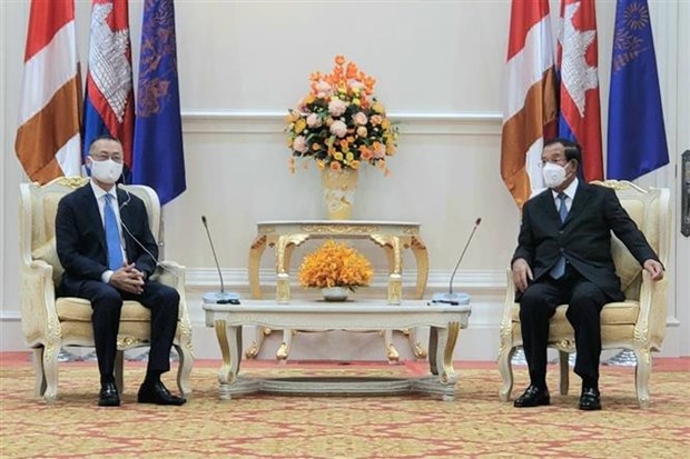 Vietnamese Ambassador to Cambodia Vu Quang Minh (L) bids farewell to Cambodian Prime Minister Samdech Techo Hun Sen(Photo: VNA)