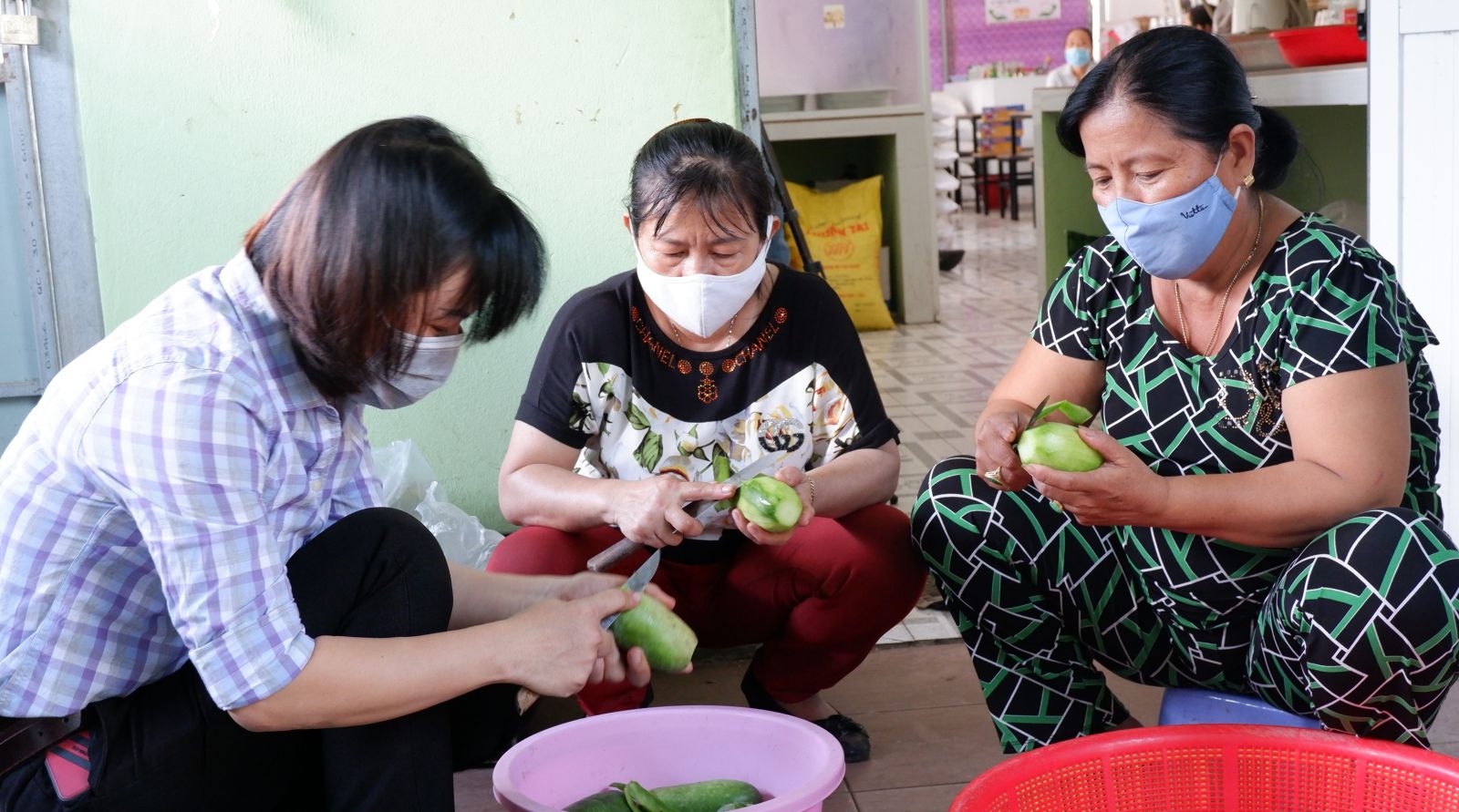 Nhiều người tình nguyện đến góp sức cho bếp ăn