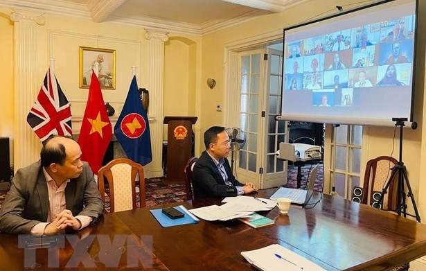 Vietnamese Ambassador to the UK Nguyen Hoang Long (R) speaks at the meeting (Photo: VNA)