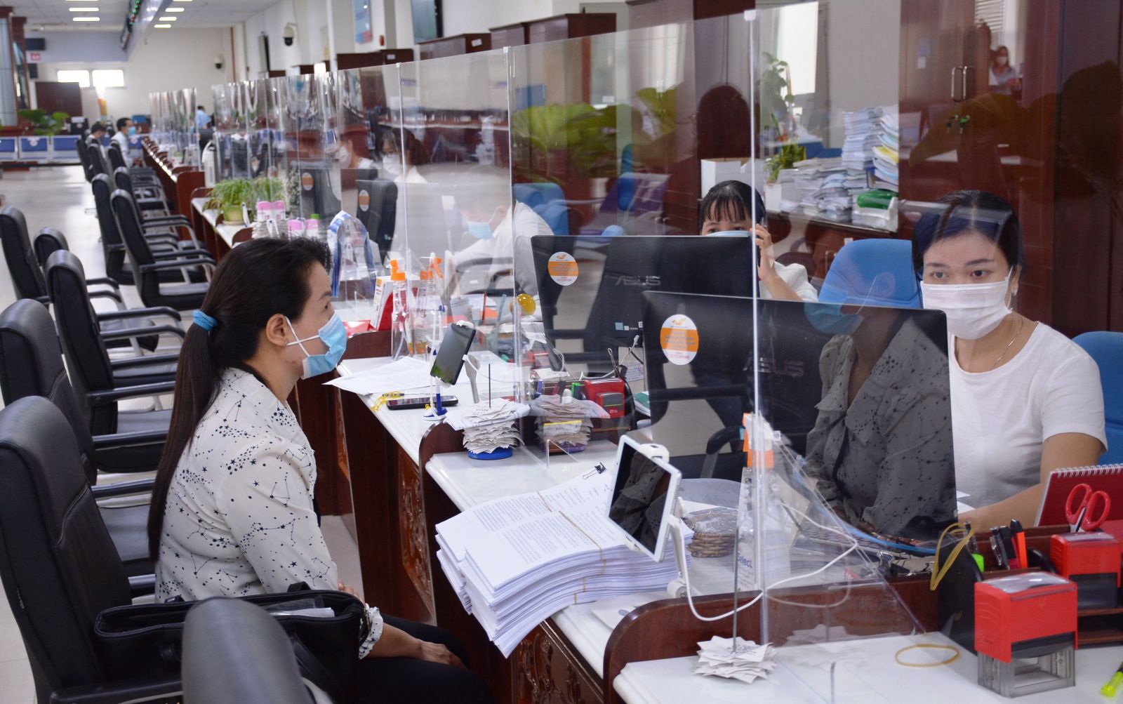 The Long An Public Administration Service Center will temporarily stop receiving dossiers submitted directly for administrative procedures at the Center from 0:00 on July 8, 2021 until further notice. (Photo: Nhat Minh)