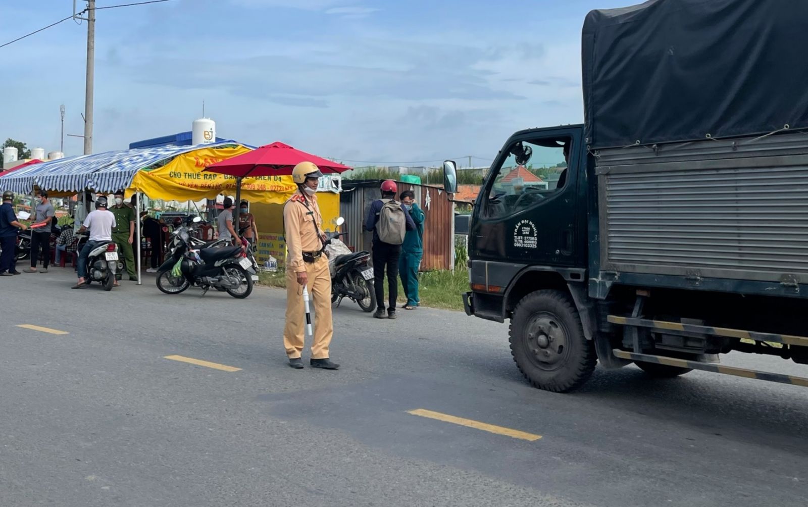 Đoàn cơ sở Công an huyện Bến Lức giúp đỡ người đang cách ly