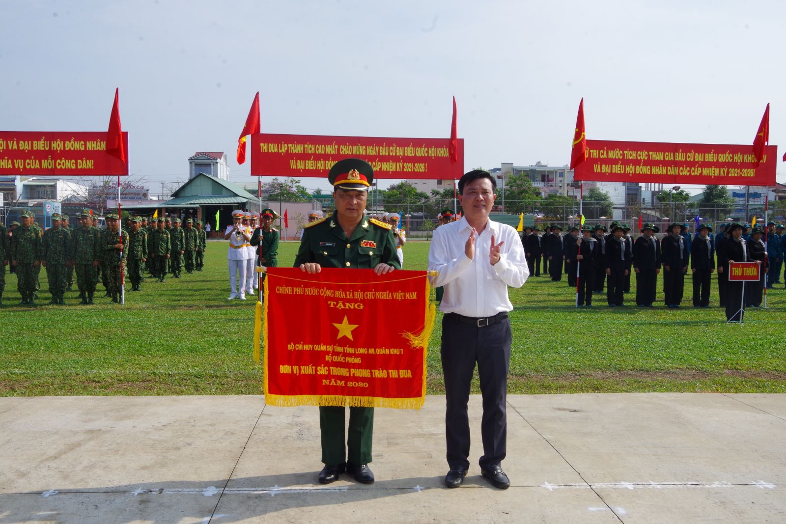 Thừa ủy quyền của Thủ tướng Chính phủ, Phó Bí thư Thường trực Tỉnh ủy - Nguyễn Thanh Hải trao tặng Cờ thi đua của Thủ tướng Chính phủ năm 2020 cho Bộ Chỉ huy Quân sự tỉnh Long An (Ảnh tư liệu)