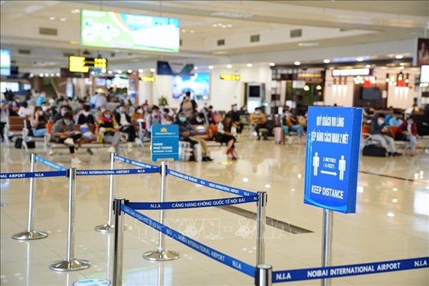 Flyers from/to HCM City must provide negative COVID-19 test result: CAAV Passengers are instructed to maintain a distance of at least 2 metres from each other at HCM City's Tan Son Nhat International Airport. (Photo: VNA)
