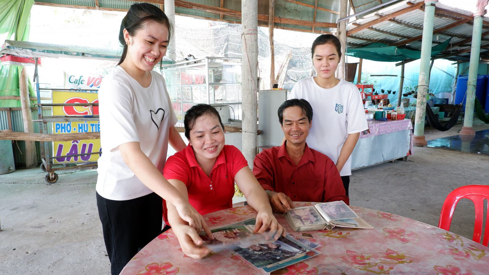 Vợ chồng anh Trần Ngọc Nguyện và chị Đỗ Thị Kiều Chung, ngụ ấp Nguyễn Khỏe, xã Hậu Thạnh Tây, huyện Tân Thạnh sinh con một bề là gái vẫn tràn đầy hạnh phúc