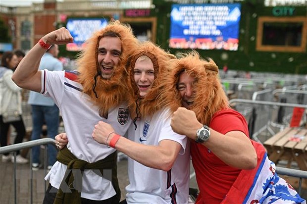 Cổ động viên Anh trên sân Wembley ở London ngày 7/7. (Ảnh: AFP/TTXVN)