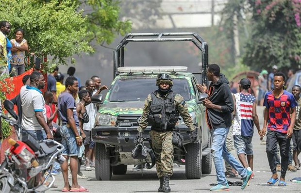 Cảnh sát áp giải nghi phạm sát hại Tổng thống Haiti Jovenel Moise tại Port au Prince, ngày 8/7/2021. (Ảnh: AFP/TTXVN)