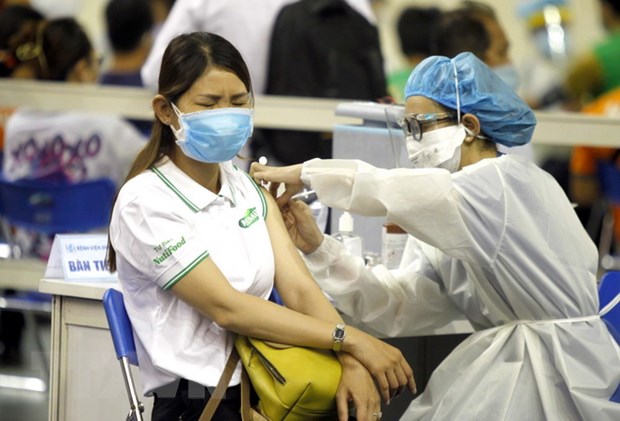 Tiêm vaccine phòng COVID-19 cho người dân ở Thành phố Hồ Chí Minh. (Ảnh: Thanh Vũ/TTXVN)