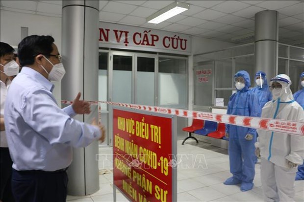 Prime Minister Pham Minh Chinh visits COVID-19 treatment hospital No.2 in Long An's Tan Tru district (Photo: VNA)