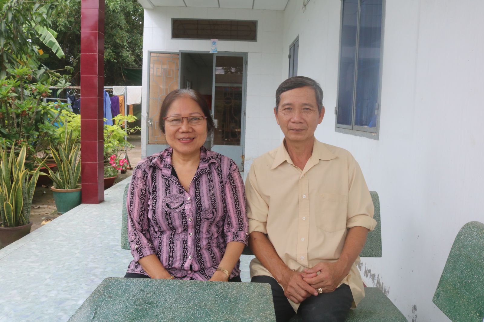Ông Trần Thanh Hùng và bà Hà Thị Thu là tấm gương vượt khó nuôi con ăn học thành tài