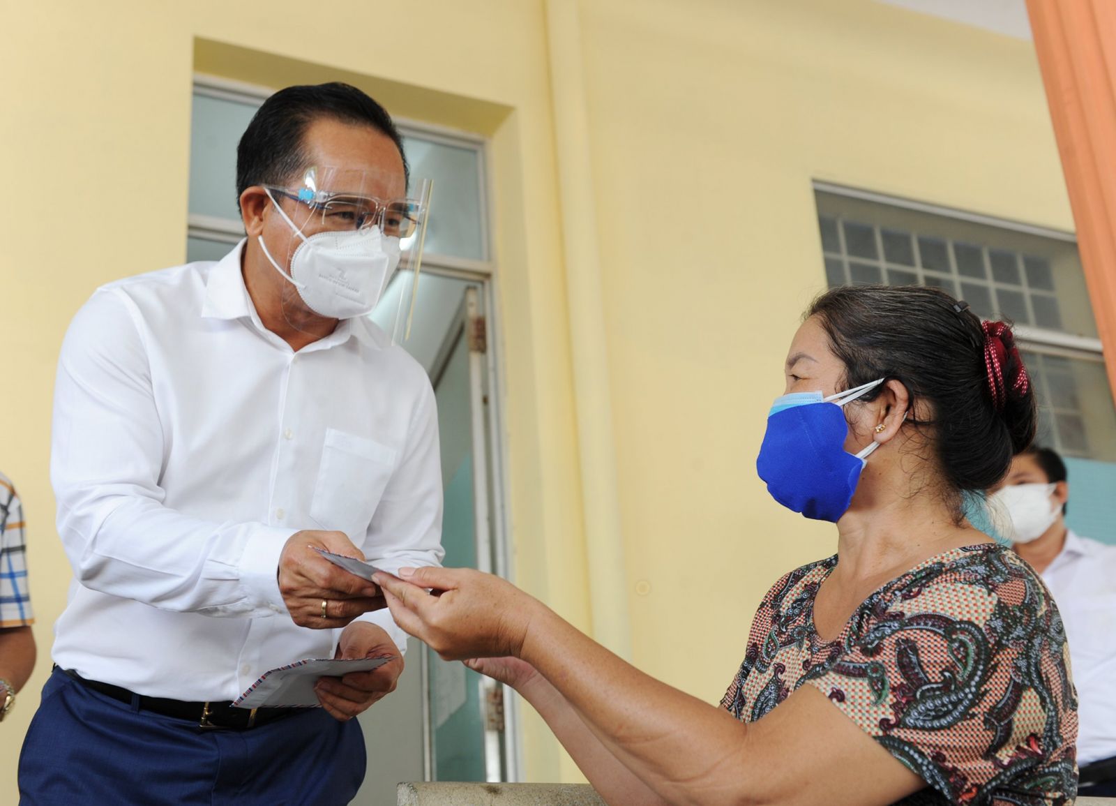 Secretary of the Provincial Party Committee – Nguyen Van Duoc also comes to give money to support freelancers facing difficulties due to the Covid-19 pandemic