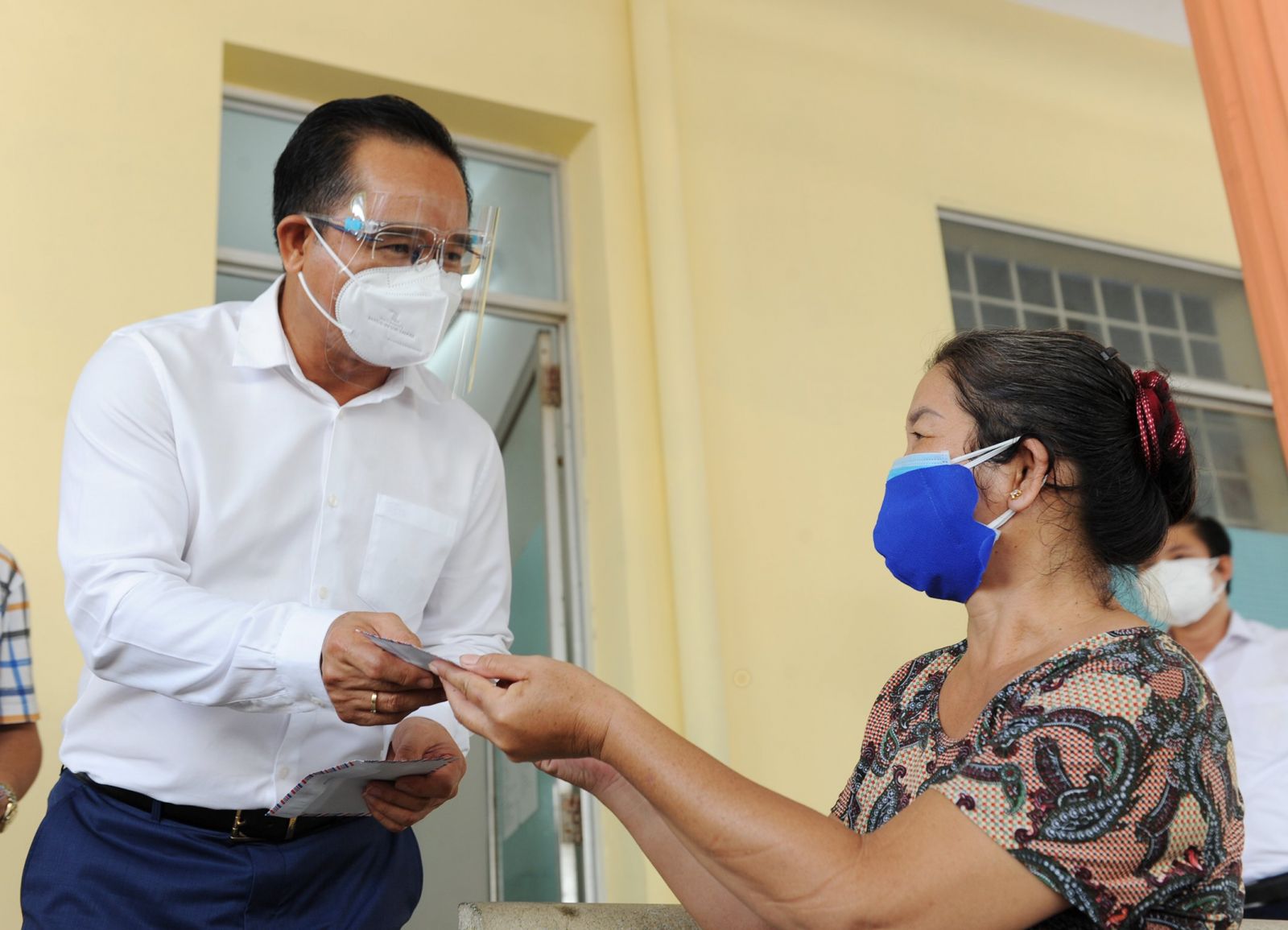 Secretary of Long An Party Committee urges businesses to agree and join hands with localities to fight Covid-19 Secretary of the Provincial Party Committee – Nguyen Van Duoc also comes to give money to support freelancers facing difficulties due to the Covid-19 pandemic