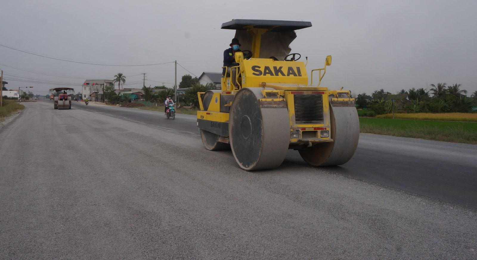 Ground obstacles removed for traffic works The expansion project of PR 830 is still facing 22 households in ground clearance through Can Duoc district
