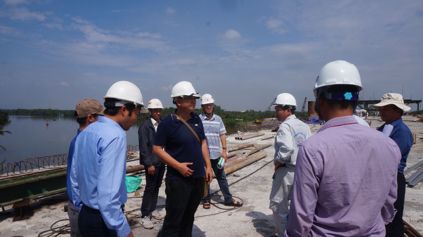 Tháo gỡ vướng mắc mặt bằng các công trình giao thông Ban Quản lý dự án các công trình giao thông (Sở Giao thông Vận tải) kiểm tra tại một công trình (Ảnh tư liệu)